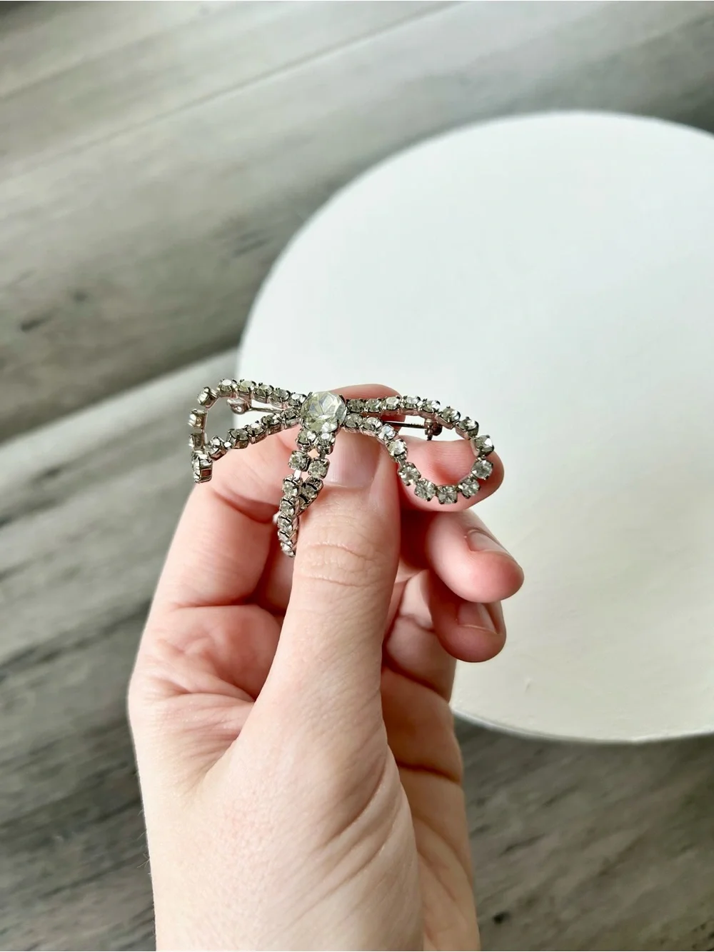 💸 5/20 Vintage Clear Rhinestone Bow-Shaped Brooch w/ Dangling Pearls